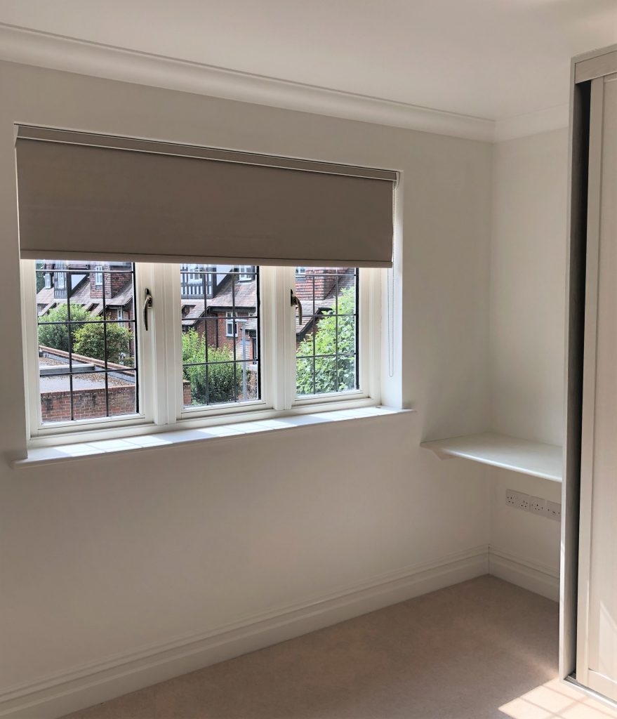Store enrouleur occultant sur mesure gris clair/beige pour fenêtre de chambre ou bureau, Intérieurs Inspirés.