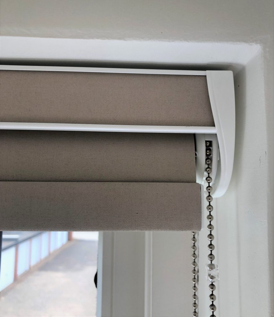 Store enrouleur sur mesure beige, détail du boîtier supérieur blanc et de la commande à chaînette, Intérieurs Inspirés.