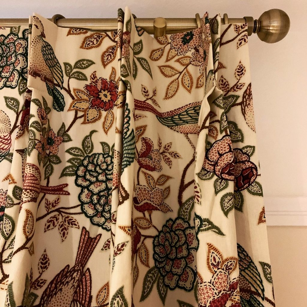 Rideaux sur mesure style traditionnel avec imprimé botanique multicolore (oiseaux/fleurs) sur tringle décorative en laiton vieilli, Intérieurs Inspirés.